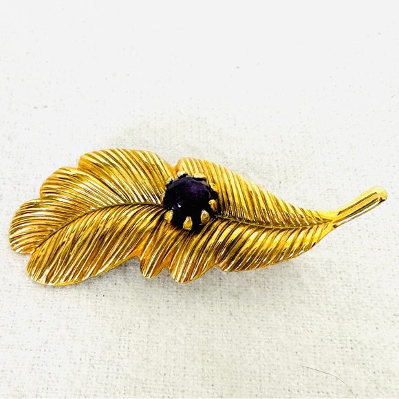 VINTAGE Gold Tone Textured Feather Brooch Pin with Faceted Amethyst Stone - Picture 2 of 10